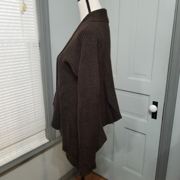 ✨ Maurices Plus Size Shark Hem Bite Shrug Sweater - Picture 5 of 6